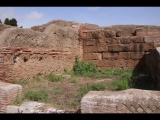 04174 ostia - regio i - insula viii - horrea (i,viii,2) - nordostecke - 1, raum ri osten - tufa blocks - 09-2023.jpg